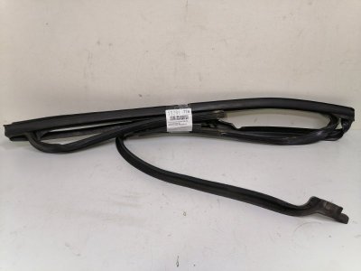 Уплотнитель стекла двери Volkswagen Passat B5