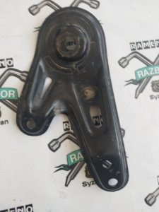Крепление балки подвески Toyota Harrier 2006 2