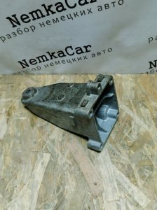 Кронштейн опоры двигателя Mercedes C-Class W204 2010 C180 CGI