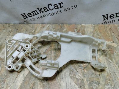 Кронштейн замка двери Volkswagen Tiguan 2009 5N1