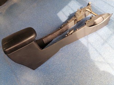Консоль между сидений Toyota Corolla E150