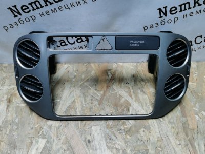 Рамка магнитолы Volkswagen Tiguan 2009 5N1