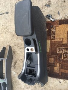 Средняя консоль подлокотников Geely Emgrand X7 2015 NL-1