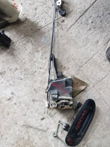 Замок двери Mitsubishi Carisma