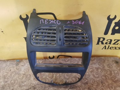 Рамка магнитолы Peugeot 206 2002