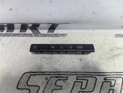 Кнопка аварийной сигнализации Skoda Karoq 2018