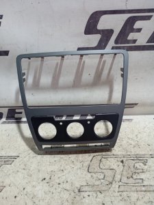 Рамка магнитолы Skoda Octavia 2009