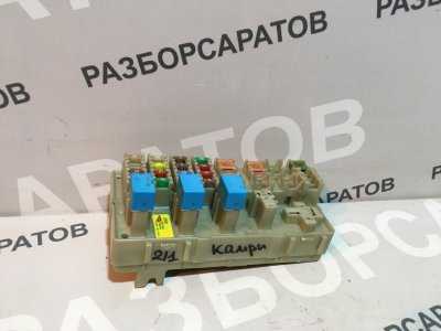Блок предохранителей под капотом Toyota Camry 2004 седан