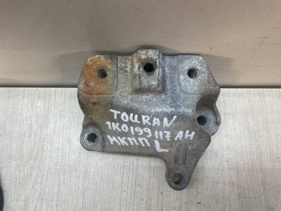 Кронштейн КПП Volkswagen Touran 2011 1T1