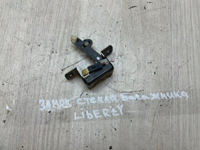 Замок стекла багажника Nissan Liberty 2004 RM12