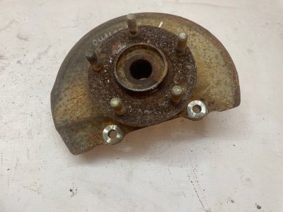 Кулак поворотный Mitsubishi Outlander 2005-2012 CW0W
