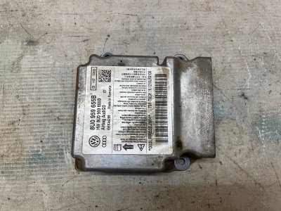 Блок управления подушками безопасности Audi Q3 2013 8UB