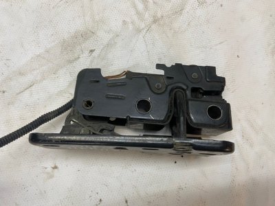 Замок капота Volkswagen Golf 2003-2010 1K1
