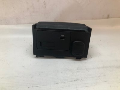 Разъем AUX / USB Mazda Mazda 3 2015 BM