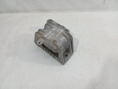 Подушка двигателя Volkswagen Passat 2009 B6