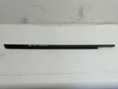Уплотнитель стекла Volkswagen Touareg 2012 7P5,7P6