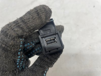 USB Разъем Nissan Leaf 2012 ZE0