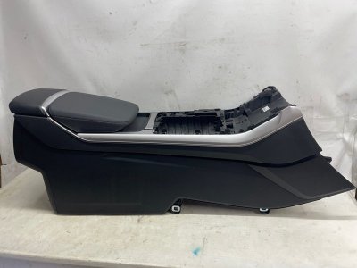 Подлокотник Audi Q8 2021