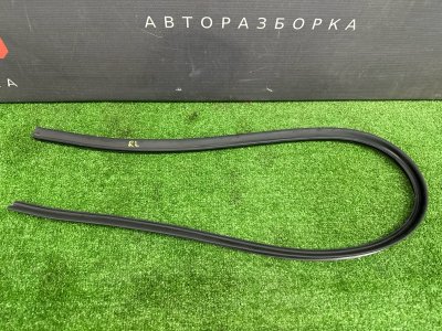 Уплотнитель двери нижний Skoda Rapid 2016