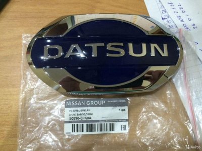 Знак заводской Datsun