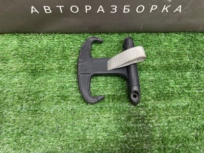 Крючок багажника Skoda Fabia 2 2011