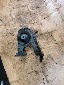 Опора двигателя Toyota Auris