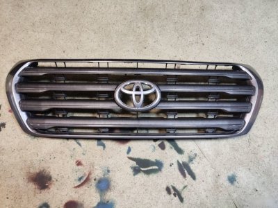 Решетка радиатора Toyota Land Cruiser 2008 200