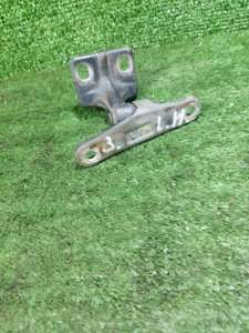 Петля двери Mercedes Benz W210