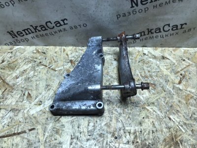 Кронштейн генератора Mercedes W124 1993 300CE