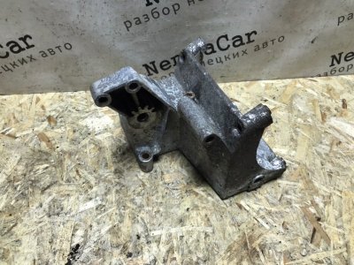 Кронштейн компрессора кондиционера Mercedes W124 1993 300CE