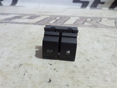 Кнопки открывания багажника и бака Volkswagen Touareg 2008