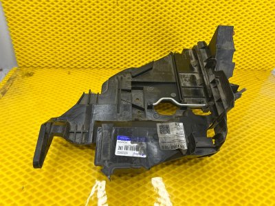 Кронштейн фары правый Volkswagen Touareg 2003 7L6