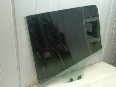 Стекло двери Lada Largus