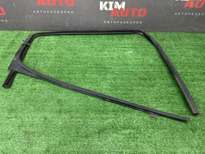 Уплотнитель стекла направляющий Peugeot 308 T7