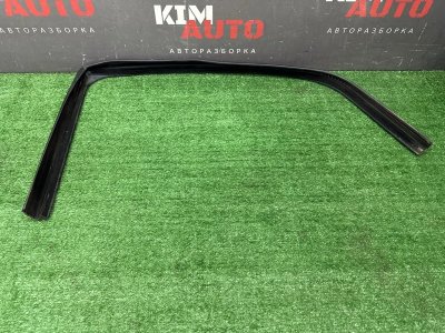 Уплотнитель стекла направляющий Fiat Punto