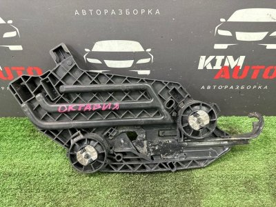 Крепление фары Skoda Octavia A5