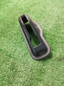 Кожух рычага стояночного тормоза лада 210740 2008 СЕДАН