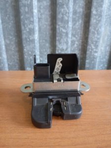 Замок багажника Skoda YETI 2011 5L