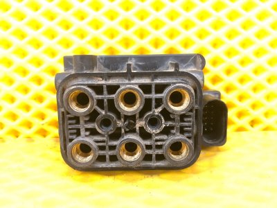 Блок клапанов пневмоподвески Volkswagen Touareg 2003 7L6