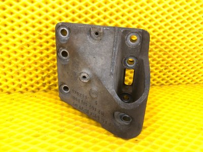 Кронштейн двигателя правый (опора) Porsche Cayenne 2008 957