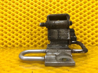 Петля двери передней левая нижняя Volkswagen Touareg 2003 7L6