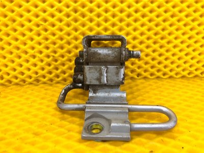 Петля двери передней правая нижняя Volkswagen Touareg 2003 7L6