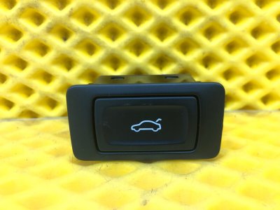 Кнопка открывания багажника Audi Q7 2014 4LB
