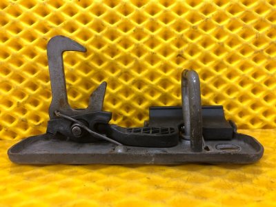 Крюк замка капота Volkswagen Tiguan