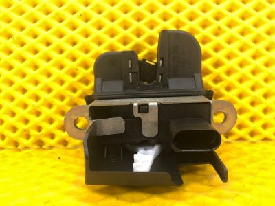 Замок двери багажника Volkswagen Tiguan