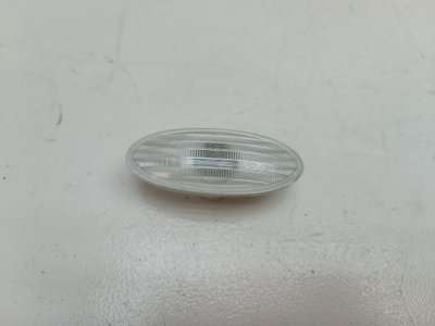 Поворотник в крыле Nissan Note E11