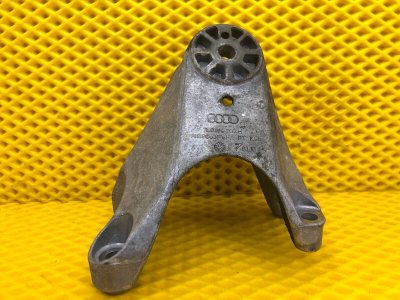 Кронштейн двигателя левый Audi Q7 2014 4LB
