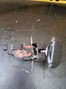 Замок стекла багажника Kia Sorento 1 2008 BL