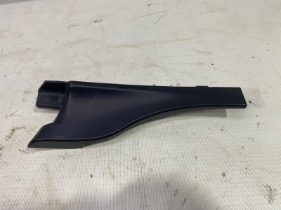 Уголок жабо Lada Largus 2013