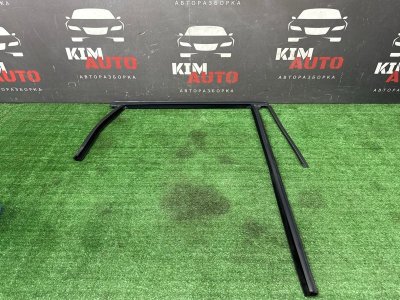 Уплотнитель стекла направляющий Ford Kuga 2013 SUV